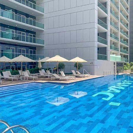 Апартаменти New Luxury Modern Canal View. Дубай Екстер'єр фото